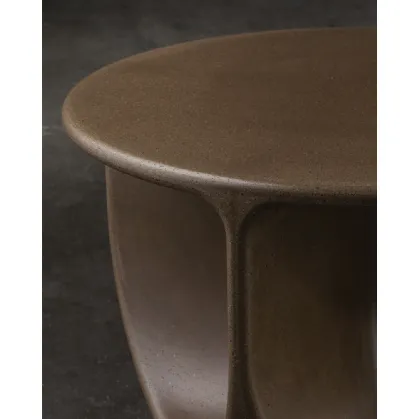 Tavolino Pinto in cemento finitura Nocciola di Miniforms