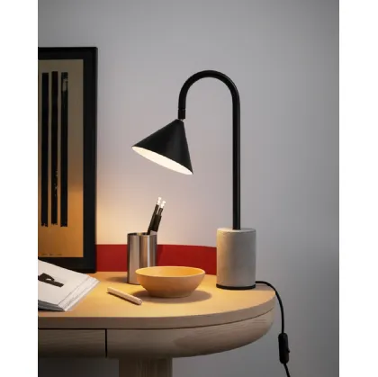 Lampada da tavolo in metallo laccato con basamento in calcestruzzo Ozz Desk di Miniforms