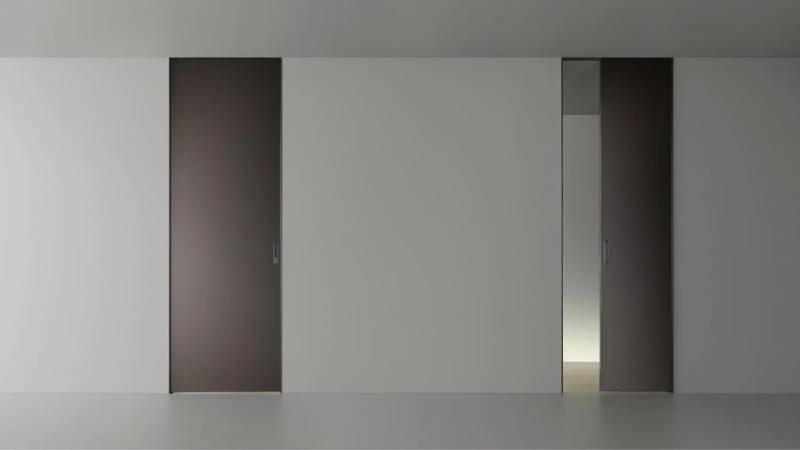 Porta scorrevole per interni Aura in Vetro Moro opaco con struttura in metallo finitura Bronzo di Rimadesio