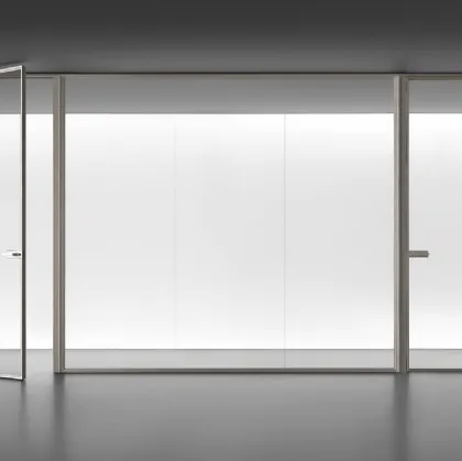 Porta per interni Zen + sistema Spazio in vetro trasparente con struttura finitura Platino di Rimadesio