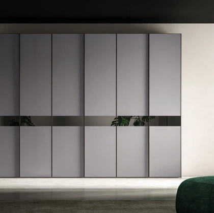 Armadio ad ante battenti Noto Lateral Specchio Night 21 in laccato opaco Basalto con fascia a specchio di Orme
