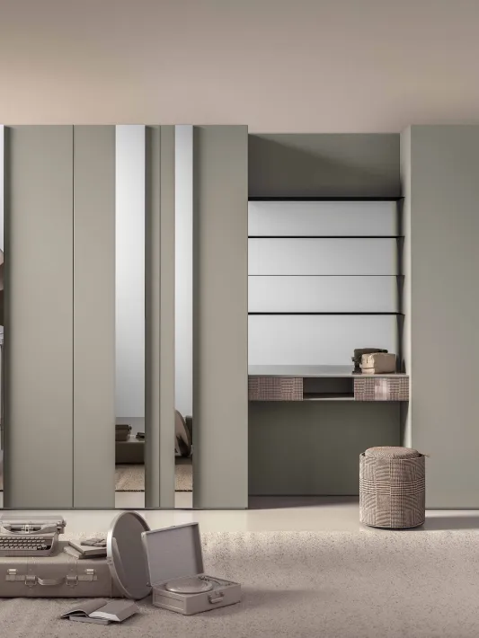 Armadio Cristal con telaio in alluminio color bronzo, ante in vetro trasparente e cassetti in olmo di Tumidei