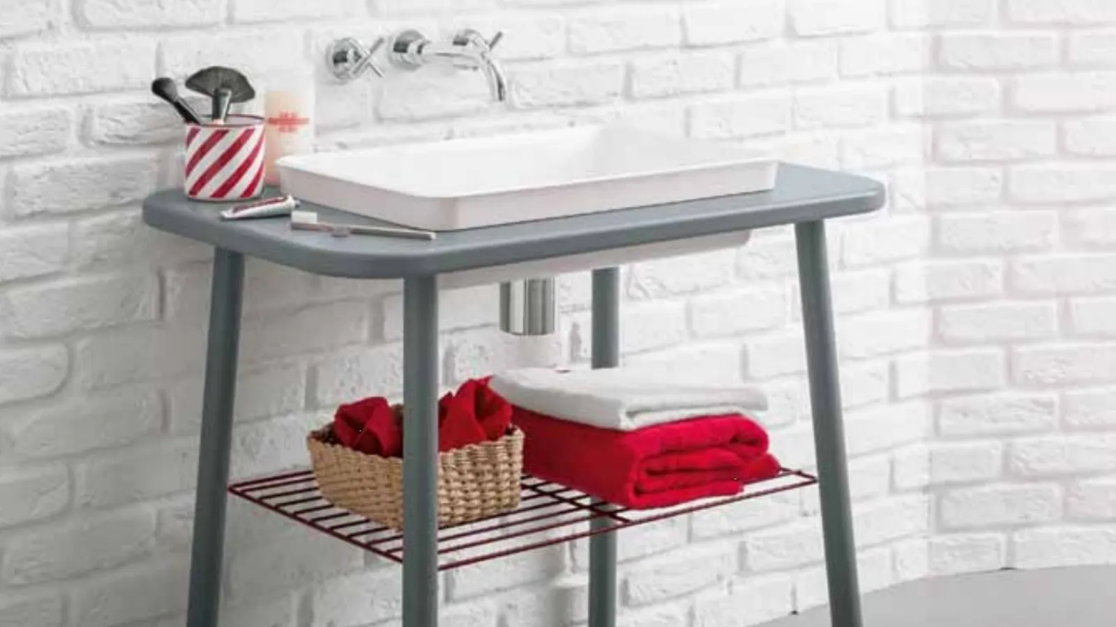 Mobile da bagno laccato opaco con top in mineral marmo Acqua e Sapone 02 di Birex