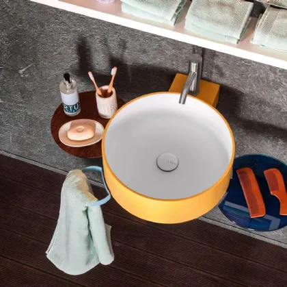 Lavabo sospeso rotondo Cellule in Cristalplant, laccato esternamente, attorno a cui sono posizionabili, vassoi in legno Wildwood o in vetro colorato e portasciugamani in metallo di Lago