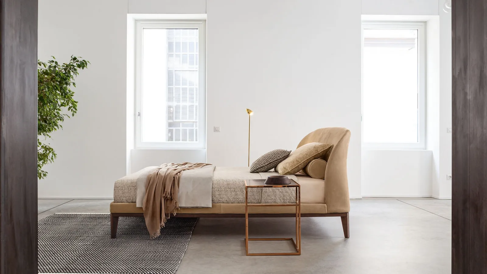 Letto matrimoniale con testiera in tessuto e struttura in legno Carnaby Wood di Twils