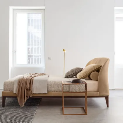 Letto matrimoniale con testiera in tessuto e struttura in legno Carnaby Wood di Twils