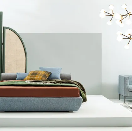 Letto in tessuto con testiera a rullo Ekeko di Twils