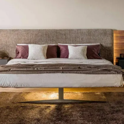 Letto con testiera in tessuto e vetro finitura ebano con gambe in acciaio Steel Free di Lago