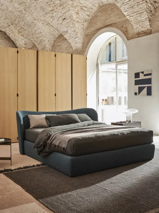 Letto elegante in tessuto con testiera Sander di V&Nice