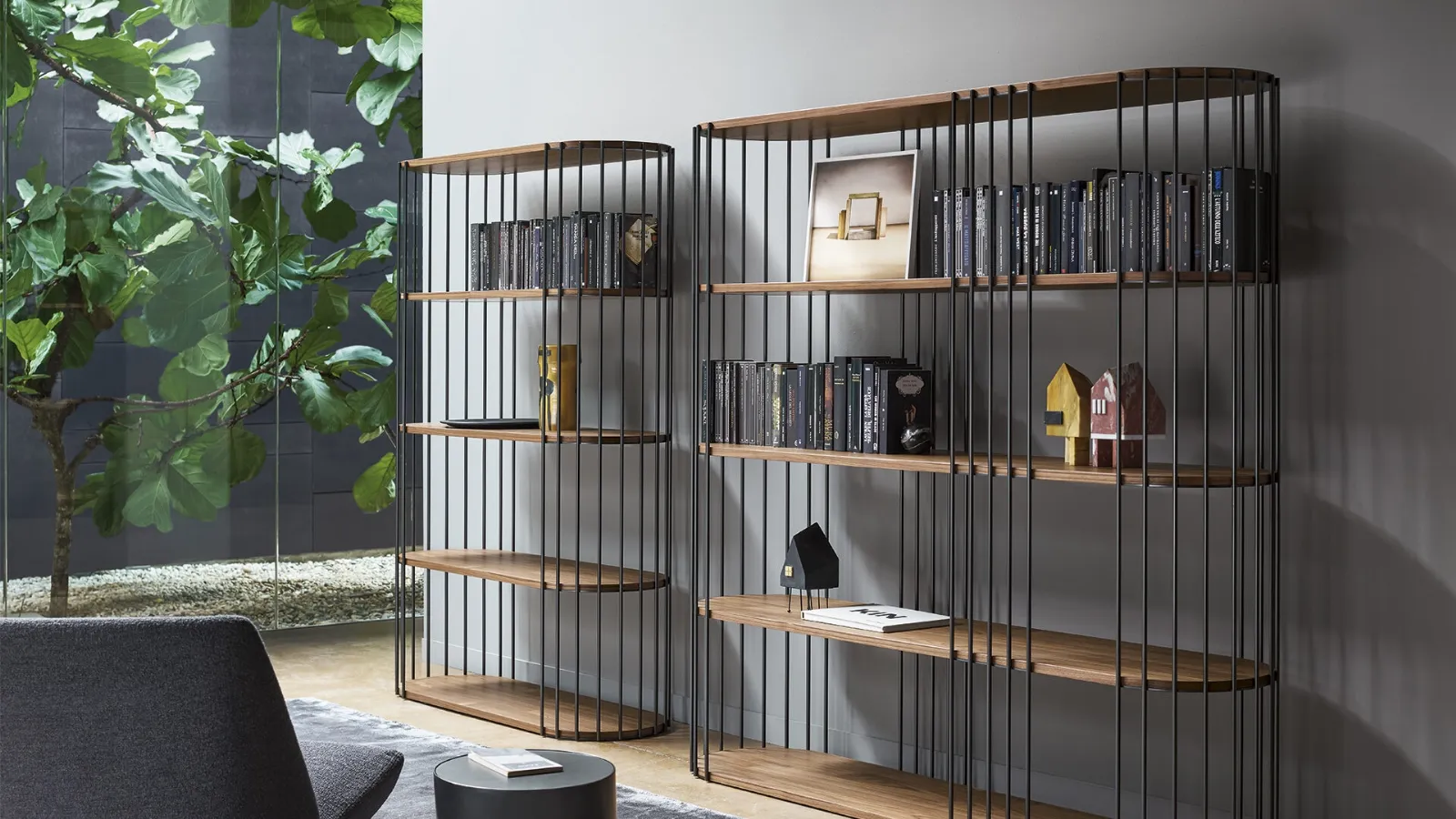 Libreria divisoria in metallo con ripiani in legno Arpa di Bonaldo