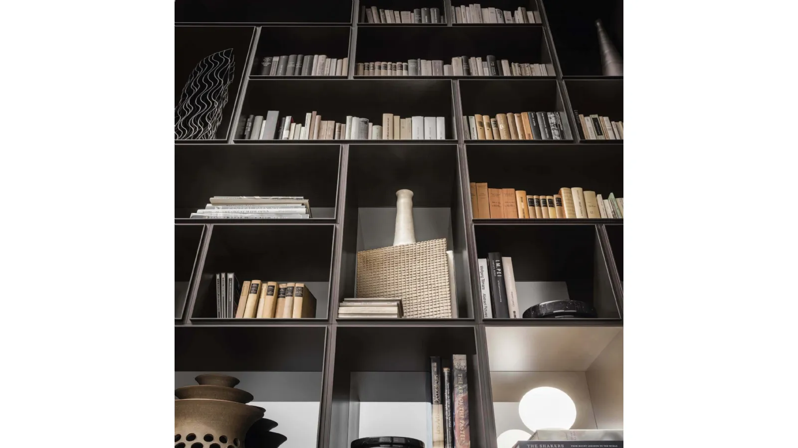 Libreria componibile Opus in alluminio finitura Brown di Rimadesio