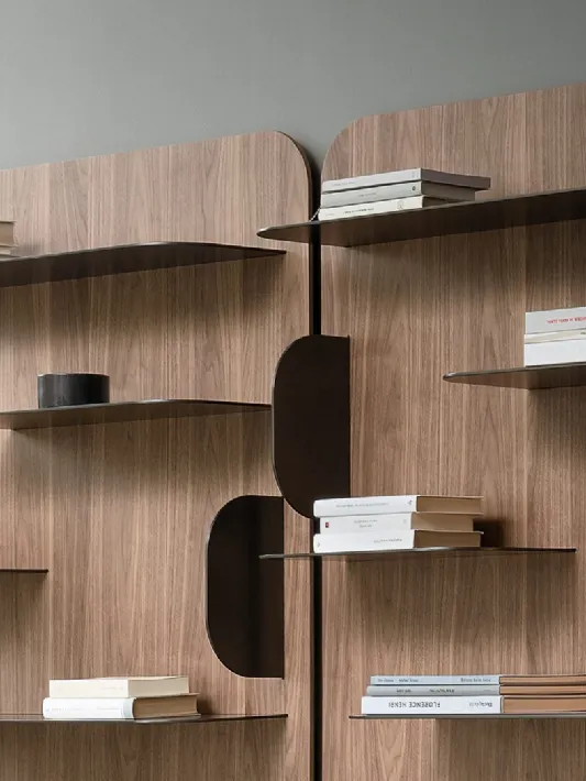 Libreria divisoria in metallo con ripiani in legno Arpa di Bonaldo