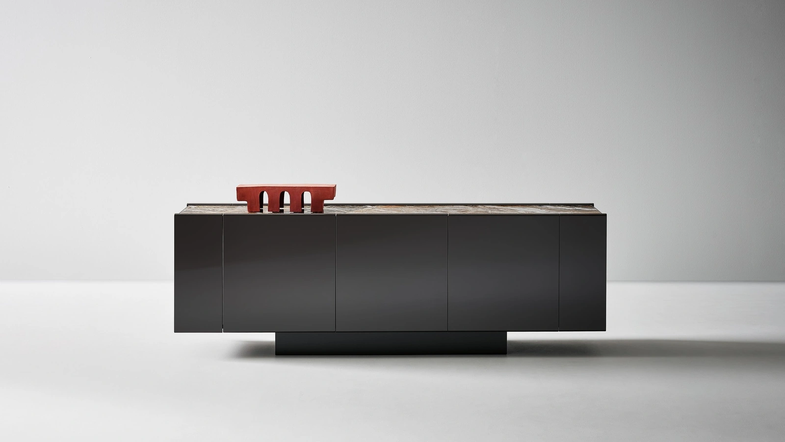 Madia Spy in legno laccato di Bonaldo