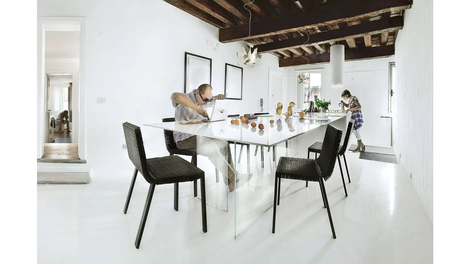 Sedia Steps composta da strisce di feltro industriale appoggiate su una struttura in alluminio di Lago