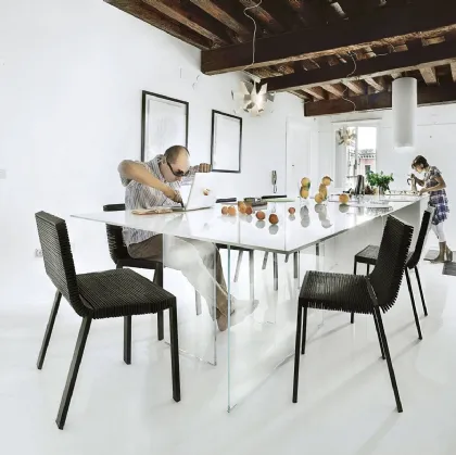 Sedia Steps composta da strisce di feltro industriale appoggiate su una struttura in alluminio di Lago