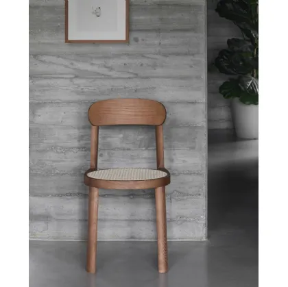 Sedia impilabile in legno di Frassino tinto Noce con seduta in paglia di Vienna Brulla di Miniforms