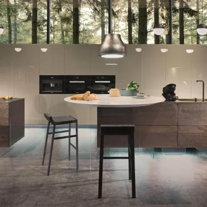 Sgabello Steps composto da strisce di feltro industriale appoggiate su una struttura in alluminio di Lago