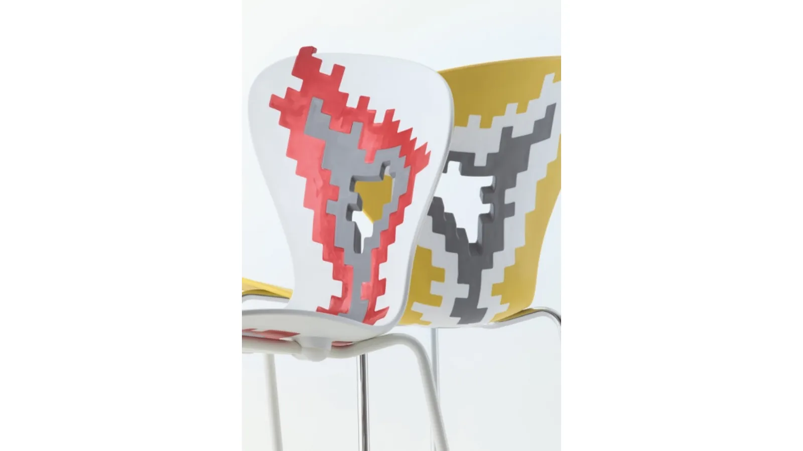 Sedia di design Pixel in tecnopolimero e gambe in metallo di Veneta Cucine