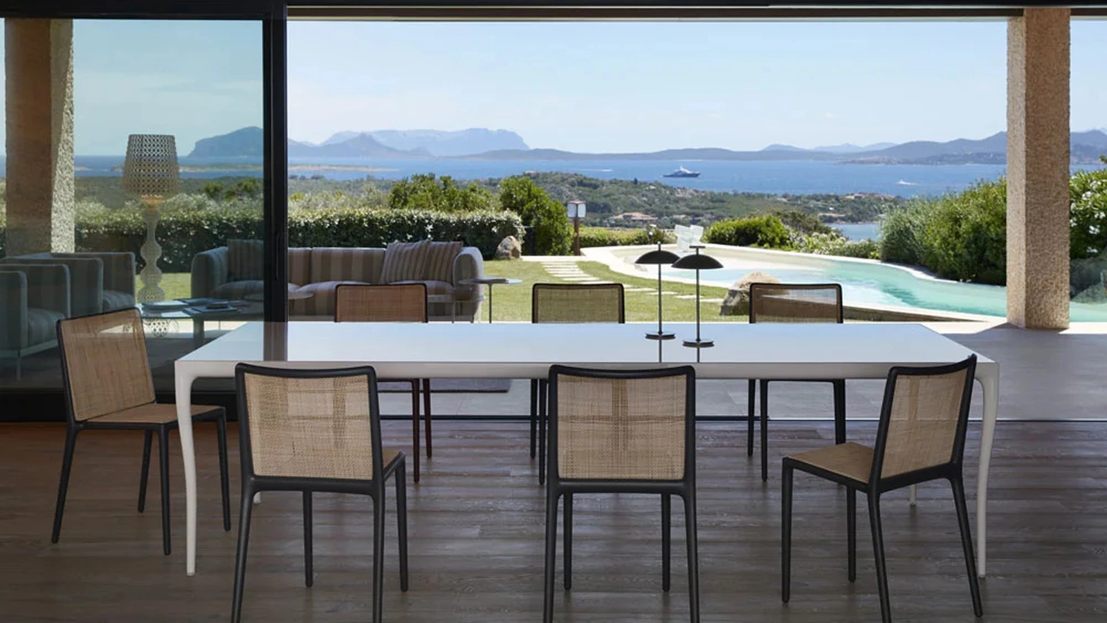 Tavolo Albert in gres porcellanato lucido di Kartell