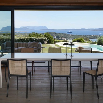 Tavolo Albert in gres porcellanato lucido di Kartell