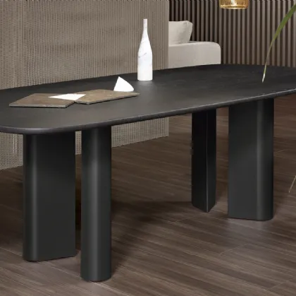 Tavolo Geometric Table con top in legno e base in metallo di Bonaldo