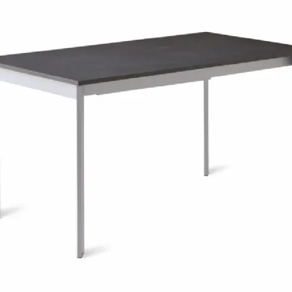 Tavolo Sigma con top in laminato e gambe in metallo di Veneta Cucine