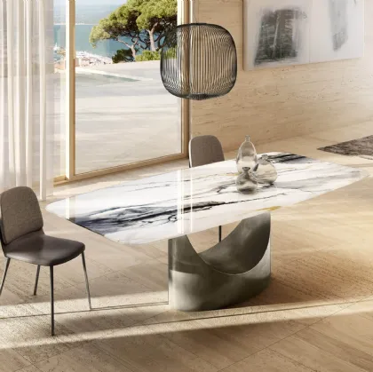 Tavolo U XGlass con base scultorea in metallo e top in vetro effetto marmo di Lago