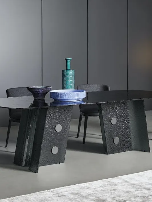 Tavolo Otto con top in vetro Grigio e gambe in Frassino Nero di Miniforms