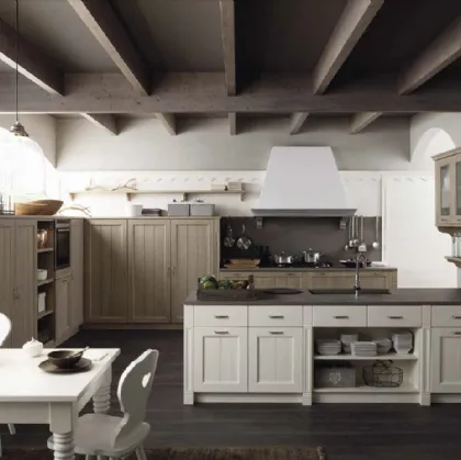 Cucina Classica con penisola in legno con finitura Neve e Nocciola con top in pietra Tabià T01 di Scandola