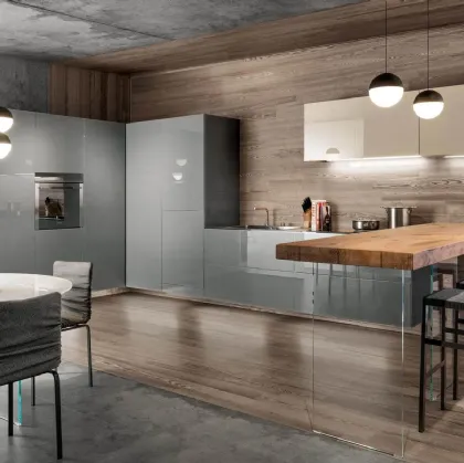 Cucina Design angolare in vetro laccato Grigio lucido 36e8 con penisola in legno di Rovere con base in vetro temperato trasparente di Lago