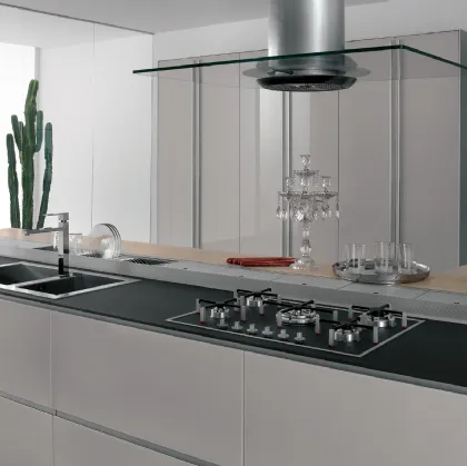 Cucina Design con isola Artematica Vetro Bianco Nuvola di Valcucine