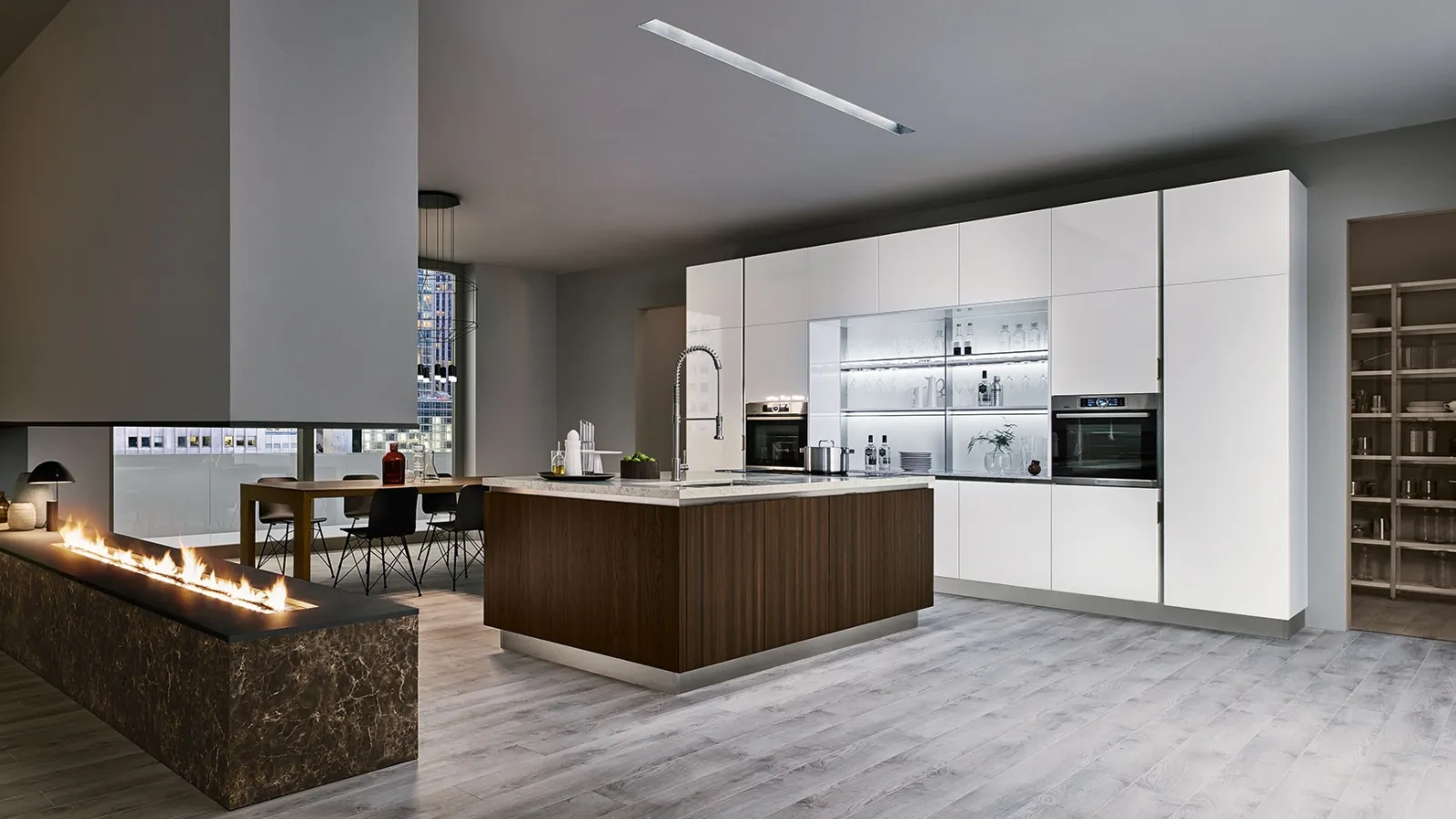 Cucina Moderna Extra Go in laccato lucido Bianco Puro con isola in Rovere Botte di Veneta Cucine