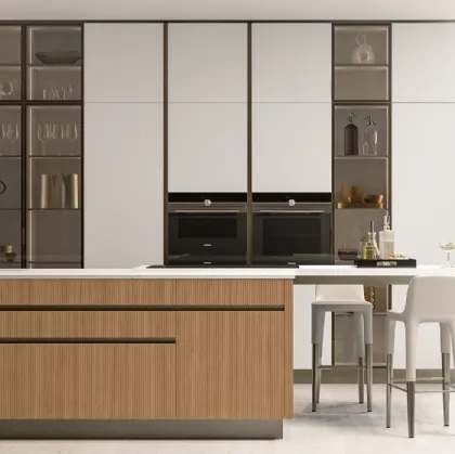 Cucina Moderna Iconica 04 in Canneté Noce Chiaro e Vetro Bianco Puro di Veneta Cucine