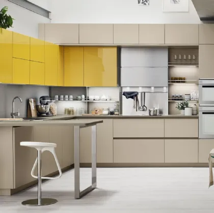 Cucina Moderna Lounge 13 angolare con penisola in laccato Beige Ecru opaco e Giallo Girasole lucido di Veneta Cucine