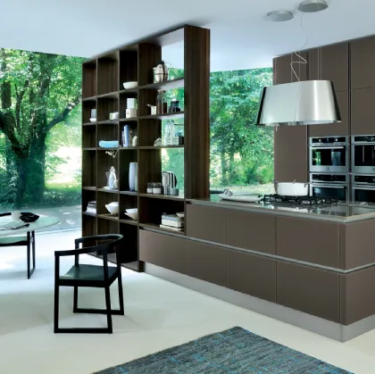 Cucina Moderna Ri flex con isola in vetro laccato opaco Marrone Oliva di Veneta Cucine