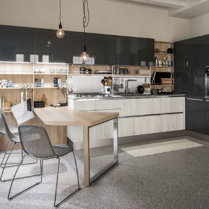 Cucina Moderna Start Time con penisola in finitura Play Rovere chiaro e medio e Grigio Atlantico lucido di Veneta Cucine