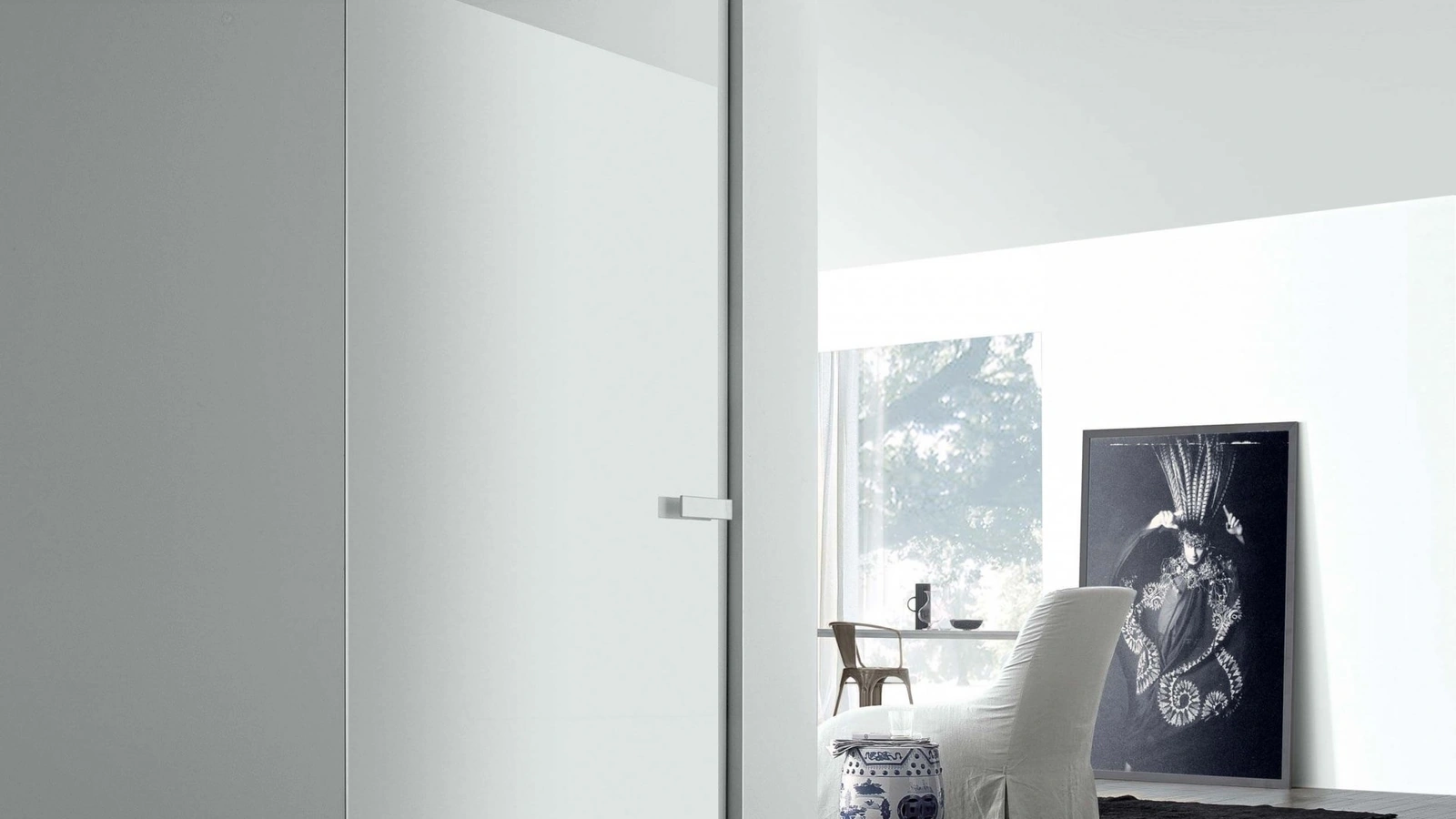 Porta per interni in vetro laccato lucido Aura complanare con chiusura magnetica di Rimadesio