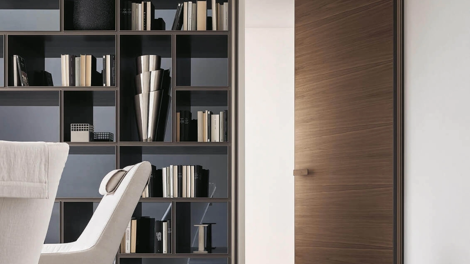 Porta a battente per interni Aura con pannello in noce di Rimadesio