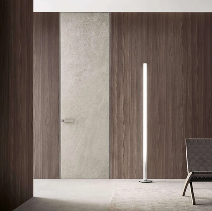 Porta a filo muro per interni Moon in finitura gres crema con struttura in alluminio finitura Platino di Rimadesio