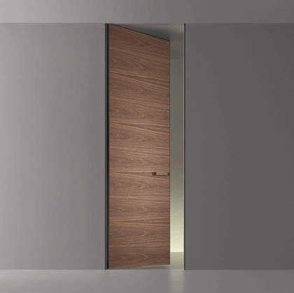 Porta a filo muro per interni Moon in Noce con struttura in metallo finitura Peltro di Rimadesio