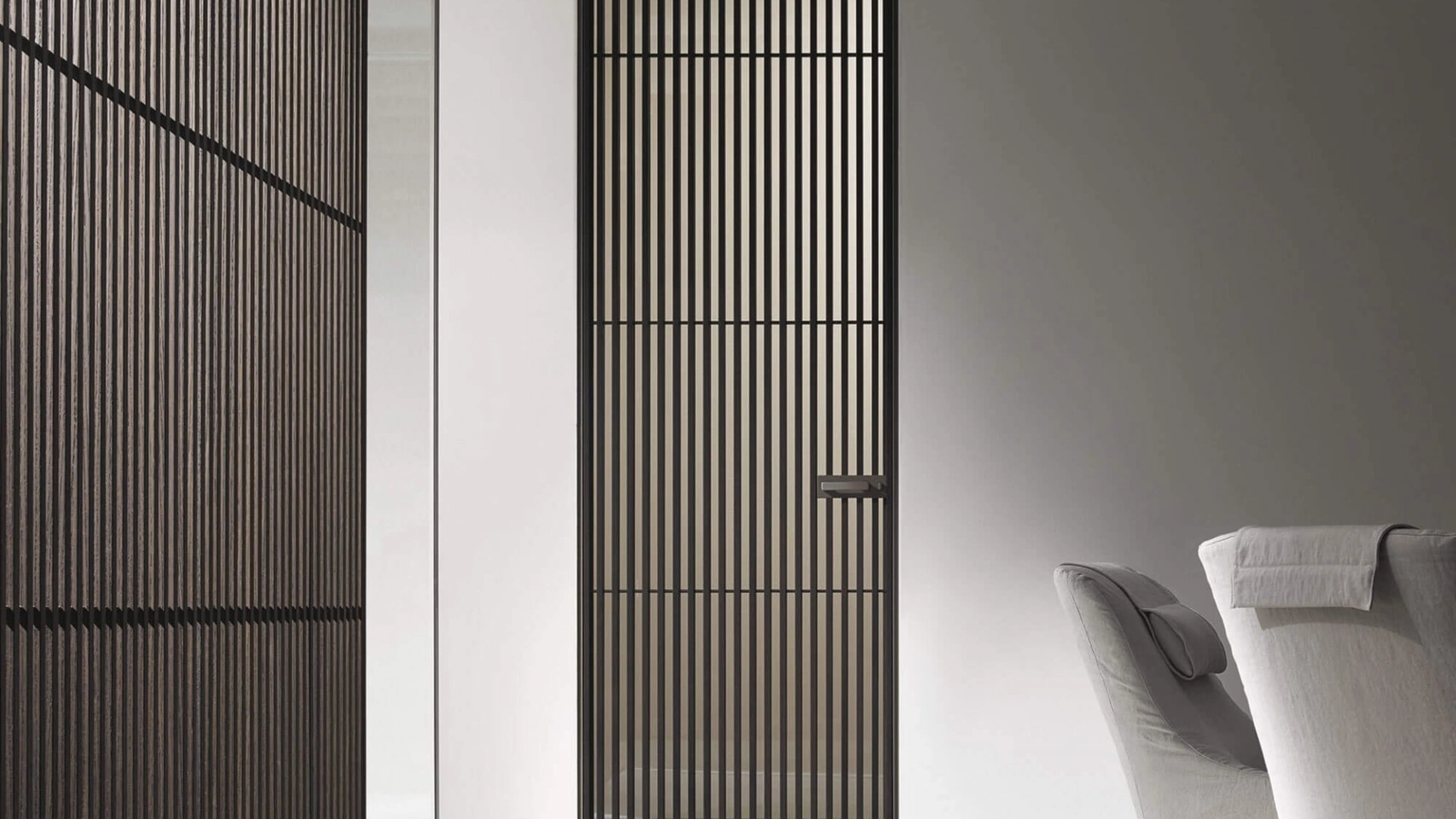 Porta per interni Sail in legno di Rovere termotrattato e vetro di Rimadesio