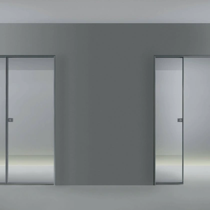 Porta per interni scorrevole Spin in vetro con telaio in alluminio Rimadesio