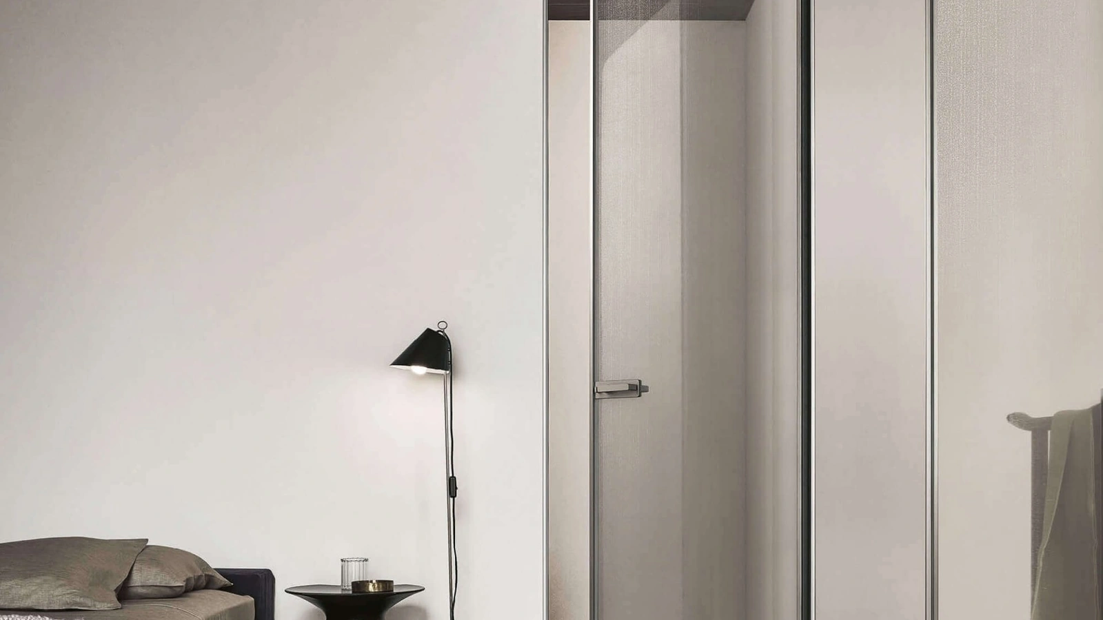 Porta a battente per interni Zen in vetro con telaio e rete in alluminio di Rimadesio