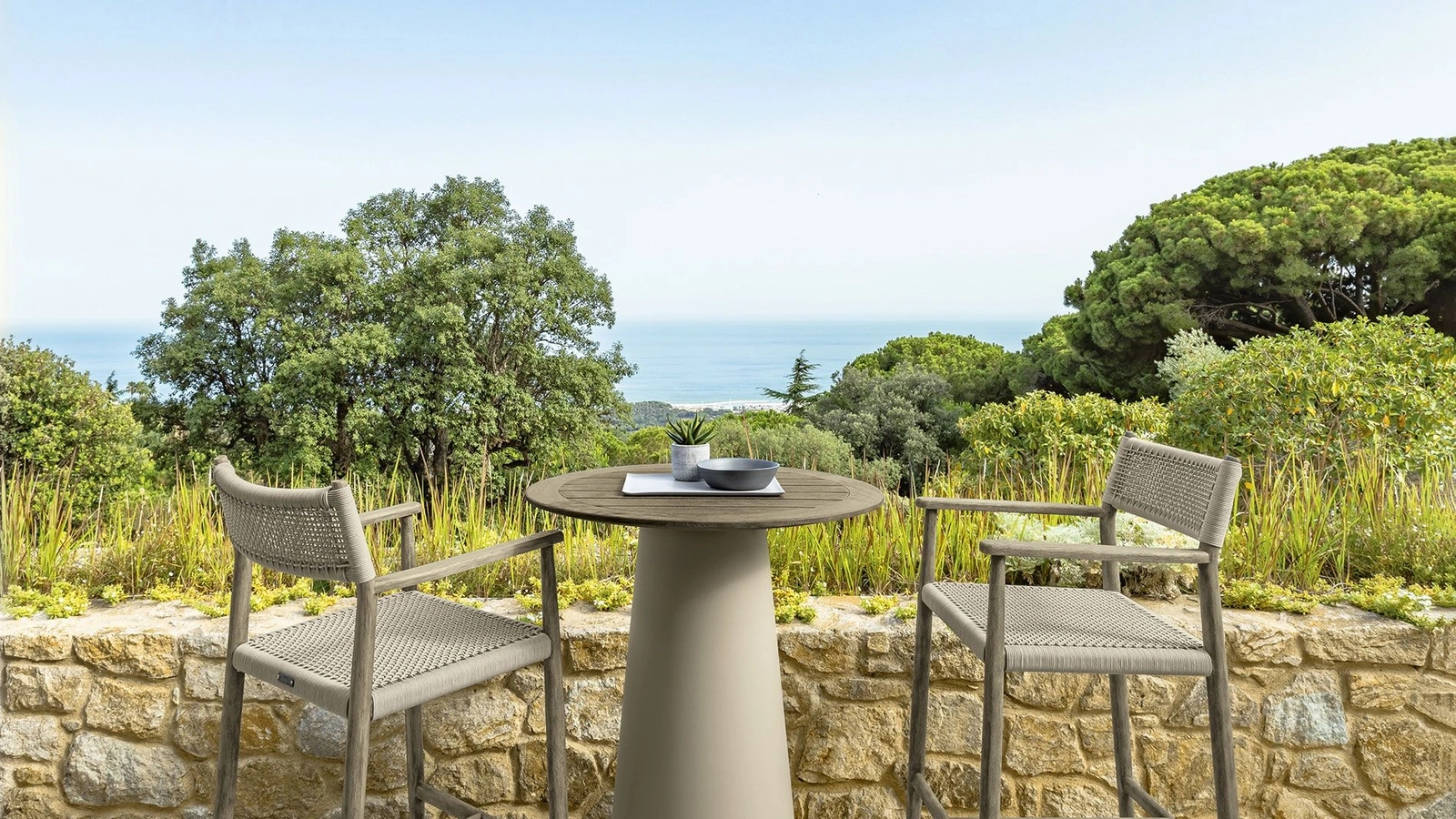 Sgabello Dolcevita in tessuto e legno di Talenti