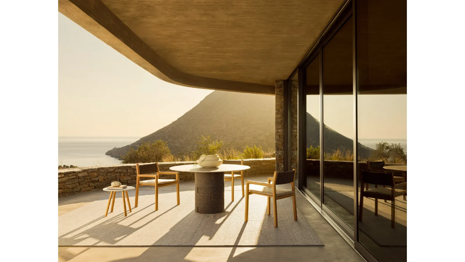 Sedia Gianna Poltroncina in tessuto e legno di Varaschin