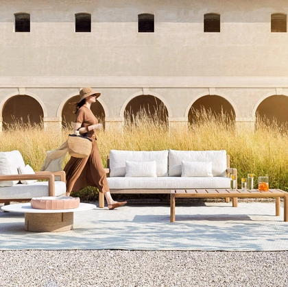 Salotto da esterno Gianna in legno e tessuto di Varaschin