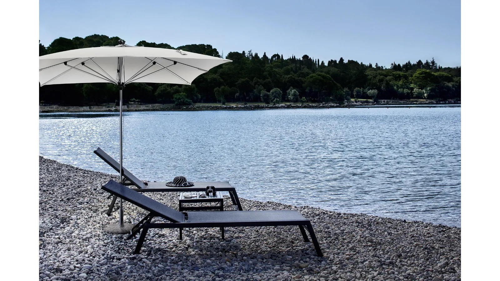 Ombrellone Amalfi in alluminio con base in cemento e tendaggio in poliestere di Varaschin