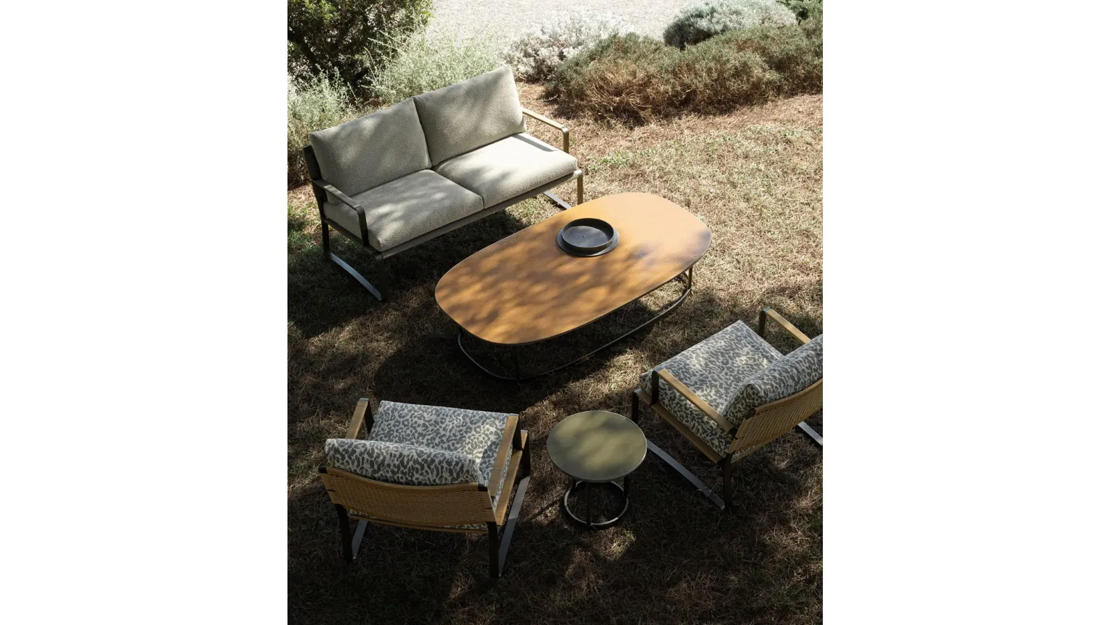 Divano lineare e poltroncina Phoenix di Molteni & C