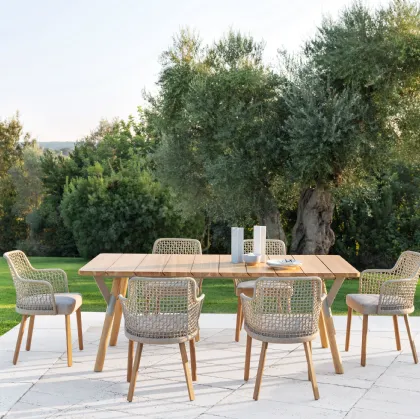 Poltroncina in legno di Iroko con seduta in tessuto e schienale in polipropilene intrecciato Emma di Varaschin