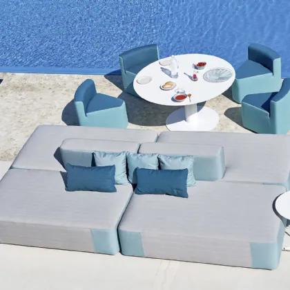 Poltroncina In&Out a forma di spicchio in tessuto tecnico in PVC di Varaschin